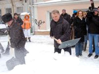 Саратовский мэр Вячеслав Сомов сам первым взялся за лопату, продемонстрировав чиновникам как нужно убирать снег