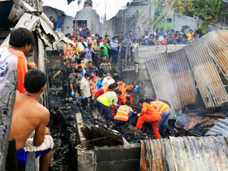 На Филиппинах военный самолет рухнул на жилой квартал: девять жертв