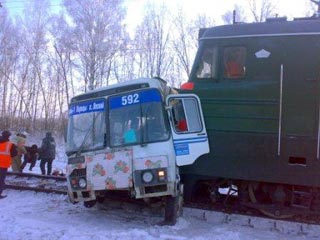 В Рязанской области в четверг локомотив столкнулся с автобусом. В результате шесть человек погибли, девять пострадали