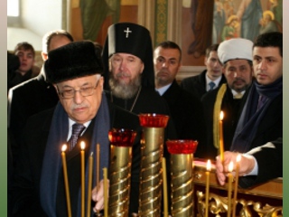Махмуд Аббас в мечети совершил намаз, а в церкви поставил свечку