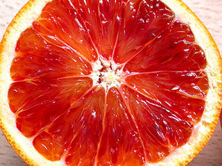Итальянские ученые сообщают о важном открытии: оказывается, красные апельсины препятствуют ожирению и уменьшают вероятность появления опухолей