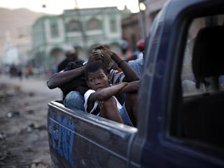 Сотрудники гаитянской полиции задержали в воскресенье десятерых граждан США, подозреваемых в попытке без разрешения вывезти 33 детей в Доминиканскую республику