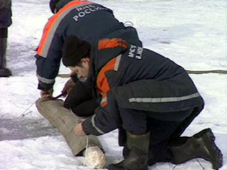 В Подмосковье на канале имени Москвы под лед провалился джип "Рендж Ровер", в котором находились мужчина, женщина и малолетний ребенок