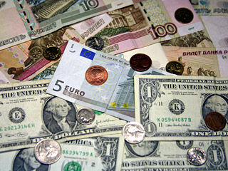 Доллар подешевел на 3 копейки, евро упал на 32