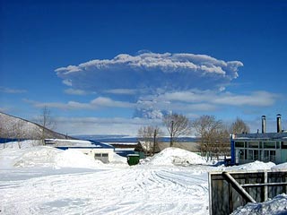 Вулкан Шивелуч, извергающийся на Камчатке, выбросил пепел с газом на высоту 4 тыс. 800 м над уровнем моря