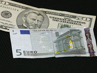 Доллар упал на 22 копейки, евро &#8211; на 8