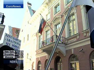 Члены Партии национальной независимости Эстонии провели во вторник пикет у здания посольства России в Таллине