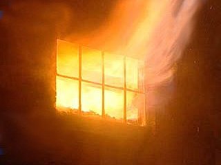 Пожарные ликвидируют возгорание на складах одного из предприятий в районе Привокзальной площади в Ростове-на-Дону