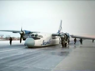 При взлете в аэропорту Якутска потерпел аварию самолет "Ан-24" авиакомпании "Якутия", никто из пассажиров и членов экипажа не пострадал
