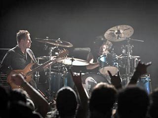 Группа Them Crooked Vultures, куда вошли экс-басист Led Zeppelin Джон Пол Джонс, бывший барабанщик Nirvana и лидер Foo Fighters Дэйв Грол и лидер Queens of the Stone Age Джош Омм, выпустит второй альбом уже в ближайшее время