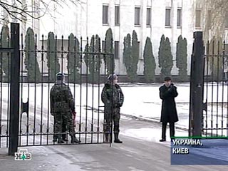 Президент Украины Виктор Ющенко провел совещание с руководством силовых ведомств страны и поручил внутренним войскам взять под охрану Центризбирком