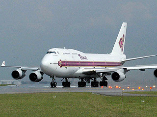 Лайнер Boeing 747-400 авиакомпании Thai Airways с 330 пассажирами на борту совершил в пятницу аварийную посадку в аэропорту Бангкока Дашабхумика