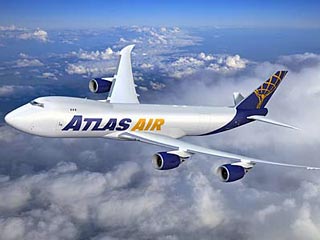 На территорию автомобильной стоянки в пригороде Майами (штат Флорида) с неба упала некая "деталь" внушительного размера. Как передает ИТАР-ТАСС, это была часть самолета Boeing-747 авиакомпании Atlas Air