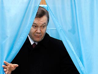 Во втором туре выборов президента Украины, согласно данным проведенных в воскресенье exit-polls, победил лидер Партии регионов Виктор Янукович