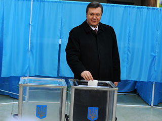 После параллельного подсчета 82% бюллетеней, проведенного оппозиционной Партией регионов, ее лидер Виктор Янукович опережает премьера Юлию Тимошенко на 4,5%