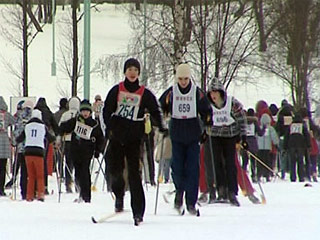 В феврале в Белоруссии ежегодно проходятся массовые лыжные забеги, которые, по указанию президента Александра Лукашенко, являются обязательными для всех чиновников, сотрудников предприятий, а также студентов и школьников