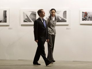 Президент РФ Дмитрий Медведев побывал на фотовыставке "Лучшая фотография России-2009" на "Винзаводе" и пообщался с воспитанниками интерната из Ивановской области
