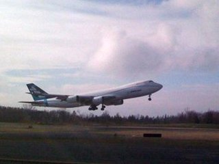 Корпорация Boeing отправила в первый испытательный полет грузовую модель сверхсовременного авиалайнера 747-8
