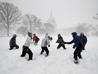 Власти США отменили тысячи авиарейсов, закрыли школы, Капитолий в Вашингтоне, а также штаб-квартиру ООН в Нью-Йорке из-за снежной бури, обрушившейся в среду на восточное побережье страны