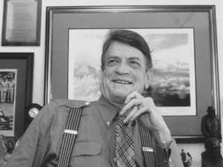 В США в возрасте 76 лет скончался бывший конгрессмен-демократ Чарли Уилсон, сыгравший ключевую роль в организации американской поддержки афганских "моджахедов" в 1980-е годы
