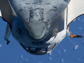 Как сообщили в NASA, в районе одного из окон кабины "челнока" отошла круглая керамическая прокладка. Кроме того, на одной из термозащитных плиток над кабиной Endeavour после взлета появилась небольшая царапина