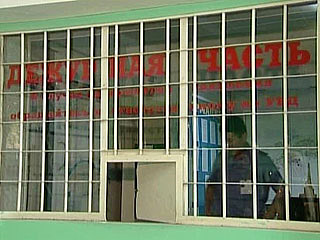 Барун-Хемчикский районный суд республики Тува в четверг приговорил к 1 году и 3 месяцам лишения свободы в колонии-поселении 30-летнего инспектора ДПС Борбак-оола Баира, который в октябре 2009 года застрелил школьника и ранил его одноклассницу