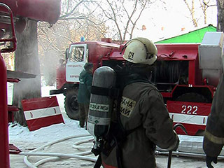 Крупный пожар произошел в ночь на субботу на конеферме в Барнауле