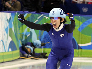 Южнокореец Джун Су Ли выиграл золото на дистанции 1500 м