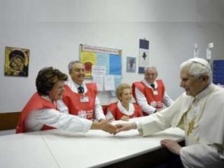 Бенедикт XVI посетил центр для бедных и бездомных, оборудованном при центральном римском вокзале "Термини"