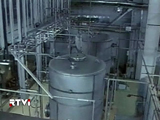 Глава иранской Организации по атомной энергии Али Акбар Салехи заявил в понедельник, что Тегеран изучает предложения США, Франции и России по обмену низкообогащенного урана на ядерное топливо