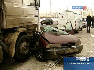В Москве столкнулись грузовик и легковой автомобиль: двое погибших, двое раненых