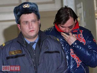 В суде Зубков прятал лицо