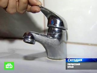 56 тысяч жителей города Краснокамска в Пермском крае третий день остаются без воды. Водоснабжение было прекращено 15 февраля из-за появления запаха ацетона