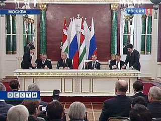 Медведев договорился о создании в Абхазии российской военной базы и пообещал Саакашвили возмездие