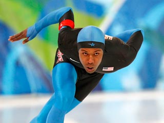 Американский конькобежец Шэни Дэвис защитил на Олимпиаде-2010 титул чемпиона на дистанции 1000 метров, завоеванный в Турине