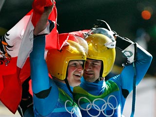 Австрийские саночники Андреас и Вольфганг Лингеры защитили титул олимпийских чемпионов в соревнованиях двоек, завоеванный в Турине