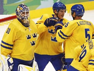 Хоккеисты сборной Швеции начали защиту титула с победы над немцами