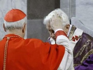 Голову Папы Римского посыпал пеплом словацкий кардинал Йозеф Томко