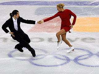 Российские фигуристы Оксана Домнина и Максим Шабалин захватили лидерство после исполнения обязательного танца на Олимпиаде. "Танго Романтика"