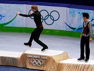 Чемпион Игр-2006 в Турине не смог скрыть своего разочарования от проигрыша американцу Эвану Лайсачеку, завоевавшему на ОИ-2010 золотую медаль