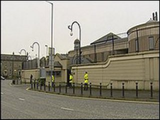 У здания суда в британской провинции Северная Ирландия взорвалась машина, начиненная взрывчаткой