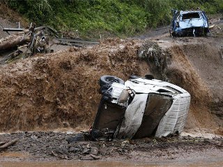 До 48 возросло число погибших на португальском архипелаге Мадейра, где в субботу в результате проливных дождей и ураганного ветра возникли наводнения и оползни