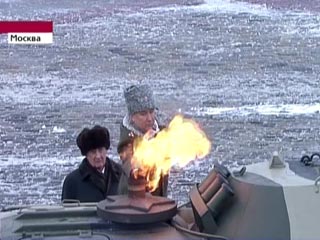 Герой РФ полковник Дмитрий Клименко переносит Вечный огонь к горелке, расположенной на БТРе