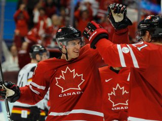 Сборная России по хоккею в четвертьфинале встретится с канадцами, которые сегодня в 1/8 финала одержали уверенную победу над немцами: 8:2 (1:0, 3:1, 4:1)