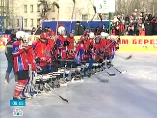 Мальчишки из местного хоккейного клуба "Калийщик", облаченные в форму сборных России и Канады, устроили хоккейное шоу