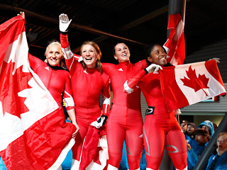 Канадские бобслеистки Кейли Хамфрис и Хитер Мойс (на фото пара слева) завоевали золото в соревнованиях экипажей-двоек на Олимпиаде в Ванкувере. Второе место занял еще один экипаж, представляющий Канаду - Хелен Аппертон и Шелли-Энн Браун