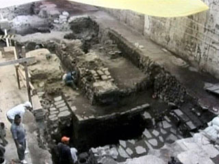 Ацтекский храм раскопали совершенно случайно. Владелец автостоянки на площади решил сделать перепланировку. По мексиканским законам, территорию в таких случаях должны сначала обследовать археологи