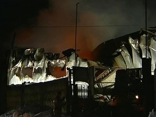 В Великом Новгороде вспыхнул сильный пожар: загорелся ангар крупной строительной фирмы