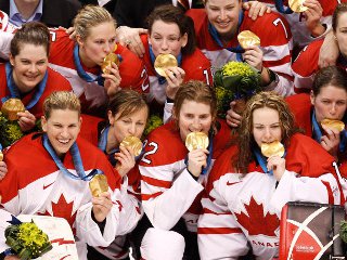 Канадские хоккеистки завоевали золото Олимпийских игр в Ванкувере, победив в финальном противостоянии команду США со счетом 2:0