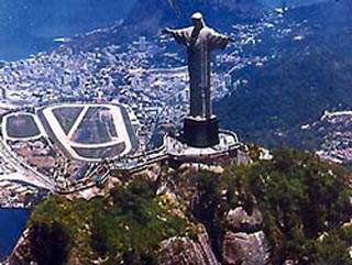 Основанием для иска послужило неправомерное, как считают верующие, использование в фильме "2012" изображения знаменитой статуи Христа в Рио-де-Жанейро: по сюжету, она подвергается разрушению гигантской волной